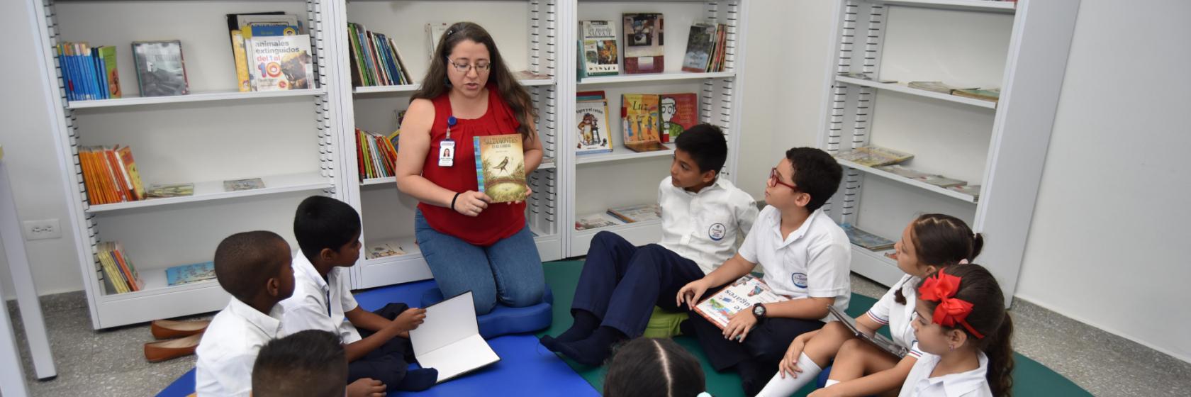 biblioteca, niños estudiando