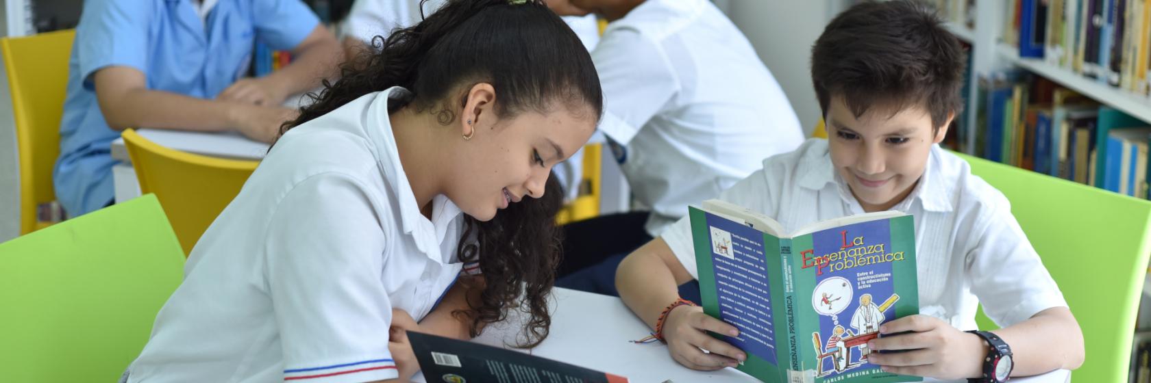 biblioteca, niños estudiando