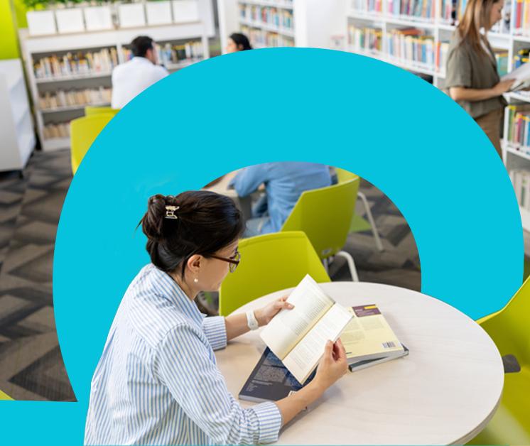 Una persona en la Biblioteca leyendo un libro