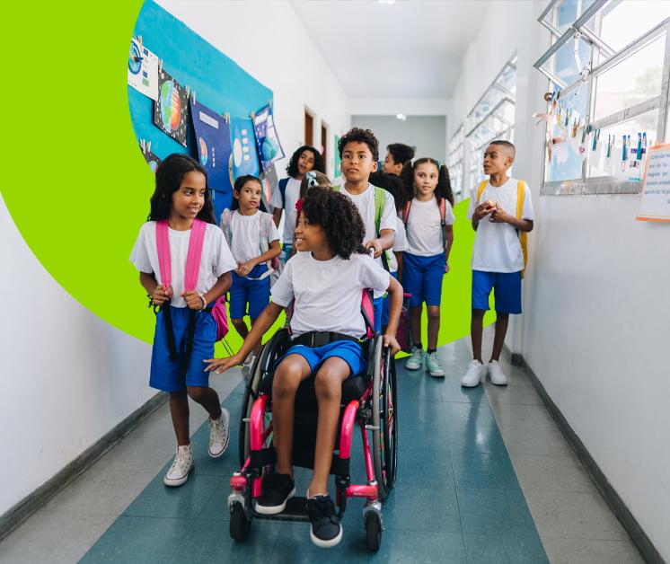 Grupo de estudiantes caminando en un pasillo del colegio