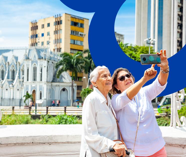 Dos señoras tomándose una selfie en la calle