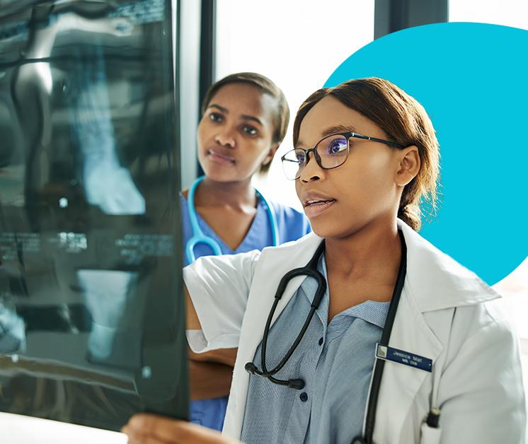 Dos doctores observando una radiografía