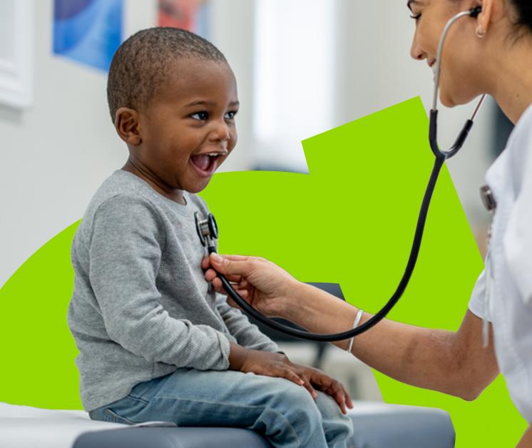 Doctora revisando los latidos del corazón de un niño en una clínica