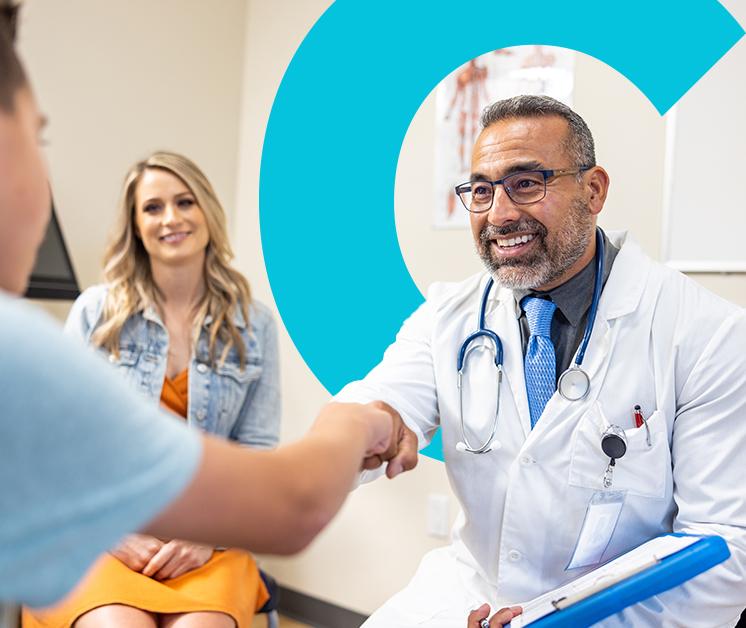 Doctor saludando a un paciente agarrando su mano