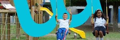 Niños jugando en el patio del colegio 