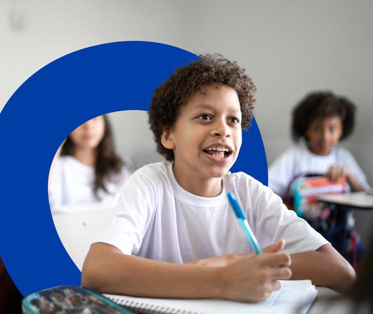 Niño en salón tomando clases